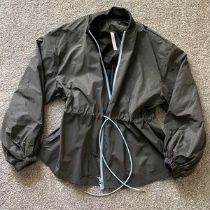Windbreaker with cinch waist and puffy sleeve
